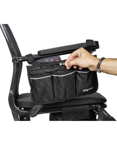 Detalle de la bolsa lateral para silla de ruedas con compartimentos abiertos y cierre hermético