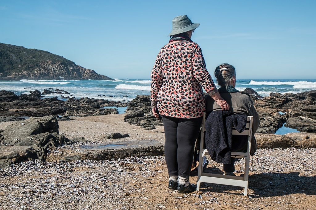 Dos mujeres mayores en la orilla de la playa