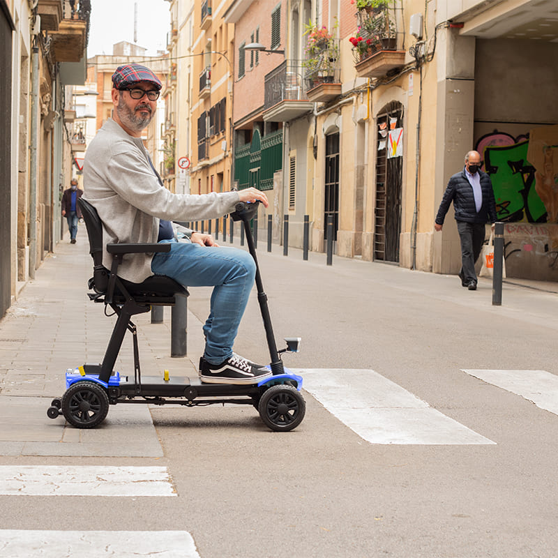 hombre en scooter pasando por paso de peatones