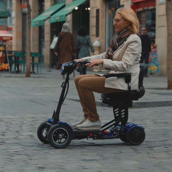 Mujer en scooter plegable 